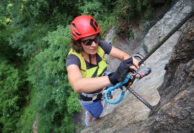 Beim Umhängen der Vertigo Wire-Lock Karabiner.