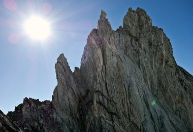 Der Gipfelaufbau vom zweiten Pfeilergipfel aus gesehen schaut anspruchsvoll aus. Ein wilder Grat mit diversen Türmen ist das würdige Finale zu unserem Pfeiler. (c) Archiv Alexander Huber