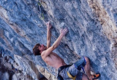 In der Route "Delta" (8c+/9a; in Achleiten); Foto: Stefan Kühn