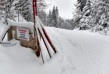 Wie eine Lösung für Tourengeher aussehen kann, sieht man ein paar Meter weiter oben (Zaun wird im Winter geöffnet).