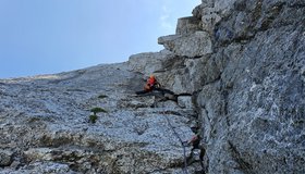 Blick vom Stand in die 4. Seillänge zur steilen Piazschuppe. Ein Genuss!