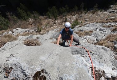 Beim Klettern mit dem Haute Route Helm von Mammut