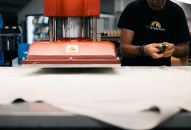 Eine Sohlenstanzmaschine  in der Fabrik in Ziano di Fiemme (c) gaiapanozzo