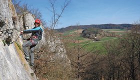 Die Plattenquerung oberhalb des Klettergartens im ersten Teil - Oberlandsteig Blau