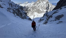 Mlinarica-Skitour - Stapfen im Frühjahr, Der Prisank im Hintergrund
