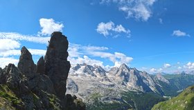 Zwei Kletterer beim Aufstieg auf den  Sasso dell'eremita - Trincee Klettersteig.