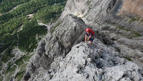 Man klettert meist an der griffigen Kante - Bügeleisenkante an der Laserzwand.