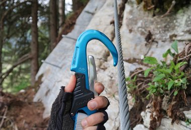 Der Horai Karabiner leigt angenehm in der Hand und lässt sich gut bedienen.