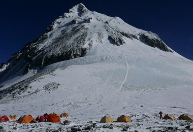Das Lager auf dem Southcol mit der Aufstiegsroute; Alle Fotos: Lukas Furtenbach -  www.furtenbachadventures.com