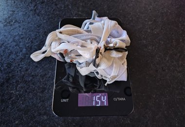 Unser Blue Ice Choucas Pro Klettergurt war nur um 9 Gramm schwerer als vom Hersteller angegeben (inkl. Manualzettel am Gurt).