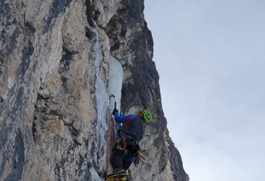 Markus in der zweiten schwierigen Seillänge der Route "Space Shuttle<" am Grödner Joch