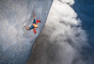 Fabian klettert im grauen Meer des senkrechten Kalks, meist nur knapp oberhalb des Orbayu, dem berüchtigten Küstennebel Asturiens. (c) Heinz Zak