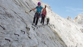 Klammerquerung im oberen Teil des Brunntalgratsteiges