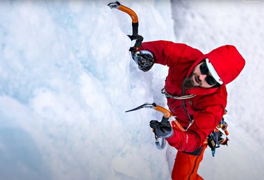 Markus Hofbauer beim Eisklettern
