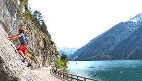 Man klettert direkt am Radweg und hat ein schönes Panorama auf den Achensee.