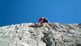 Steile Kletterei in der Route Neufundland an der Fleischbank.