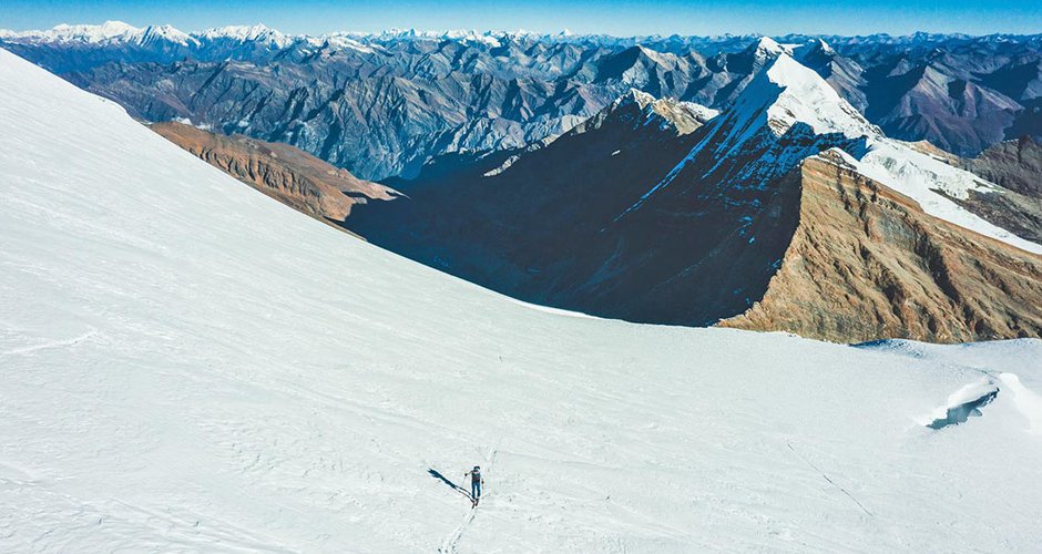  Benedikt „Bene“ Böhm beim Aufstieg zum Dhaulagiri VII (7.246 m) Fotos: Dynafit: Alex-D-Emilia