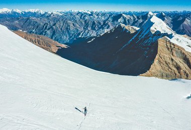  Benedikt „Bene“ Böhm beim Aufstieg zum Dhaulagiri VII (7.246 m) Fotos: Dynafit: Alex-D-Emilia