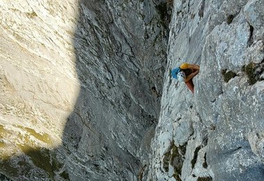 Rosskuppe direkte Nordverschneidung, in der überhängenden Schlüsselseillänge mit 200m Luft unter den Sohlen (c) Benedikt Karner 