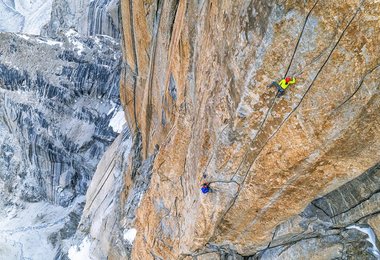  Babsi Zangerl mit dem neuen Black Diamond Vapor Kletterhelm in der "Eternal Flame"; Foto: Jonathan Faeth