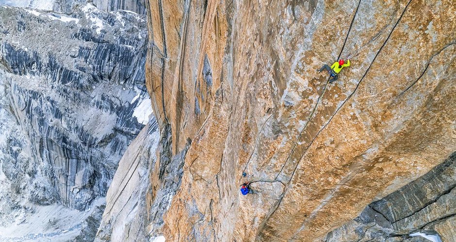  Babsi Zangerl mit dem neuen Black Diamond Vapor Kletterhelm in der "Eternal Flame"; Foto: Jonathan Faeth