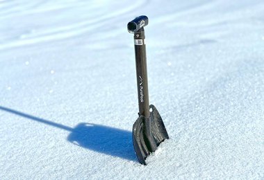 Eingefahrener Schaufelstiel bei der Pure Peak Carbon Lawinenschaufel