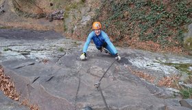 Der steile Plattenabstieg zum „Gipfelkreuz“ - Ernst-Hartwig-Klettersteig