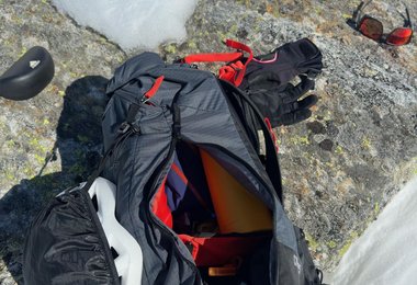 BD Cirque 25 mit sehr praktischem seitlichen Zugang zu Steigeisen und Co.