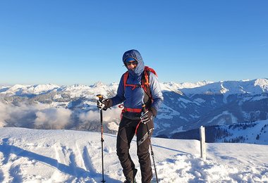 Vor der Abfahrt mit dem Ferrino Light Safe 20 - Brustgurt und Beinschlaufe sind korrekt verschlossen.