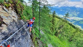 Dann quert man wieder zurück (Drachis Kinderklettersteig).