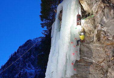 Peter Ortner auf dem Weg zum baumelnden Baumstamm (Finalroute Herren). 