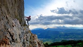 Die Querung am Beginn der Gipfelwand - Ferrata Croce di Fai 