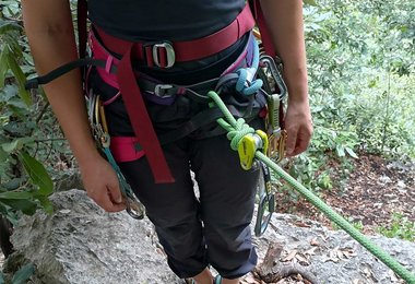 Der Nachsteiger hängt das Ohmega aus dem Bohrhaken und kann es im Seil hängen lassen.