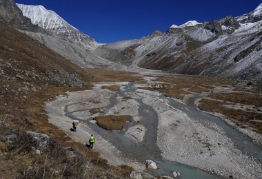 Kurz vor dem Basislager – im Hintergrund links der bestiegene Koiki.