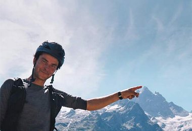 Nicolas Jea zeigt auf die Meije 