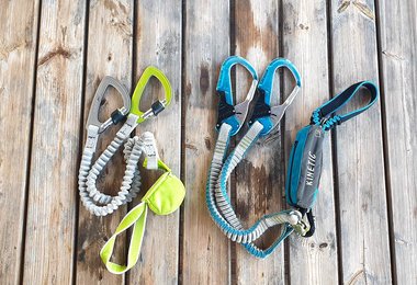 Der Größenvergleich - links das Edelrid Cable Kit Ultralite 6 und rechts das Camp Kinetic Rewind Pro 