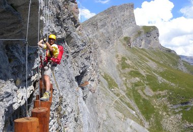 Fließender Übergang zwischen Klettersteig und Hochseilgarten am Gemmipass