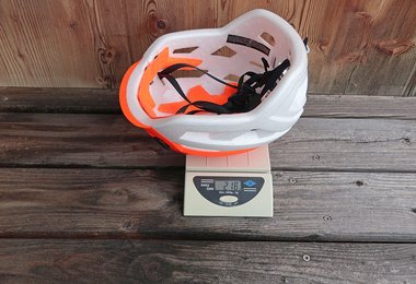 Unser Mammut Wall Rider Kletterhelm (56-61 cm) wiegt 218 Gramm