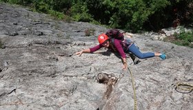 Die Rissspur am Ende der ersten Seillänge der Via Plasmata am Monte Baone bei Arco