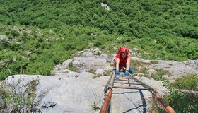 Vor dem großen Band in Wandmitte -  Ferrata Gamma 1 - Pizzo d’ Erna.