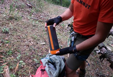 Es ist eine Notsituation eingetreten: Der AirMarker wird aus dem Rucksack geholt. (Foto: Eric Blackwell)