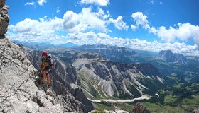 Im einfach Mittelteil des Sass Rigais Klettersteiges