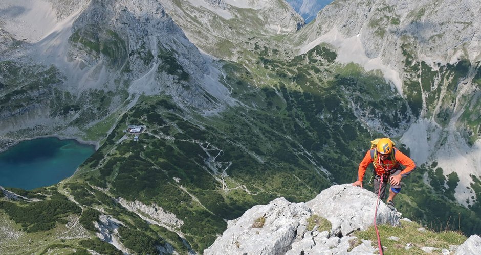 Im Mittelteil kommt zum ersten Mal die Sonne raus – unten die Coburgerhütte und der Drachensee.