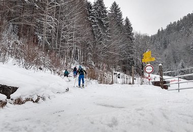 Langsame Aufsteiger und nicht immer ganz skitüchtige Abfahrer auf engstem Raum!