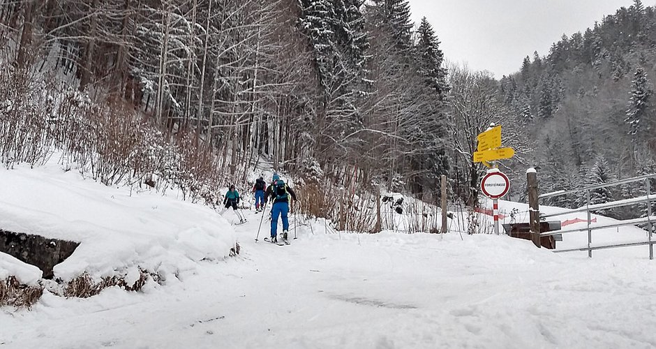 Langsame Aufsteiger und nicht immer ganz skitüchtige Abfahrer auf engstem Raum!