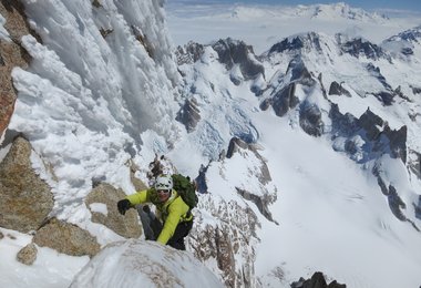 Gehard Fiegl an mit Eis überzogenem Fels.