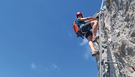 Auf der ersten steilen Leiter - Südwand-Klettersteig Persailhorn