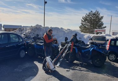 Am Parkplatz in einem Skigebiet in Italien