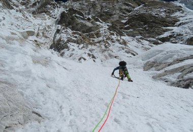 Immer wieder steile Eisflanken (c) Zsolt Torok