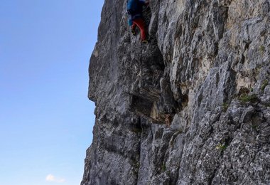 Rosskuppenkante, in der Schlüsselseillänge während der Vorbereitung c) Melanie Riess